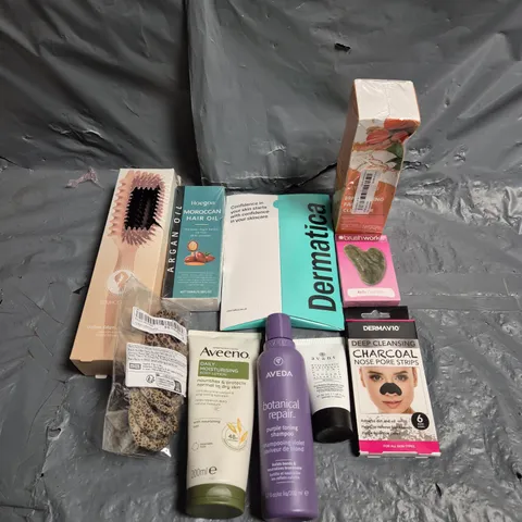 TOTE OF APPROXIMATELY 15 ASSORTED COSMETIC ITEMS TOO INCLUDE AVEENO, NOSE STRIPS AND HAIR OILS