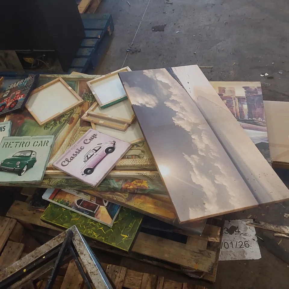 PALLET CONTAINING A LARGE QUANTITY OF ASSORTED DECOR ITEMS INCLUDING ARTWORK AND MIRRORS ECT