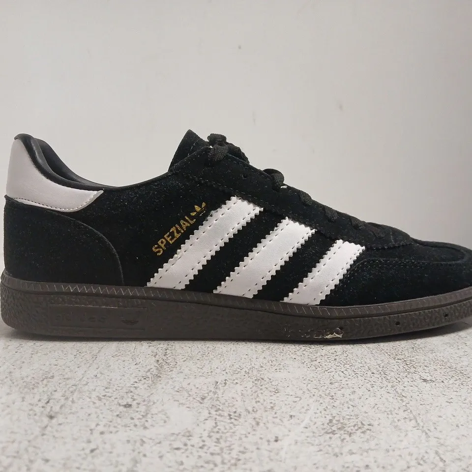 PAIR OF ADIDAS HANDBALL SPEZIAL TRAINERS IN BLACK/WHITE SIZE 3.5