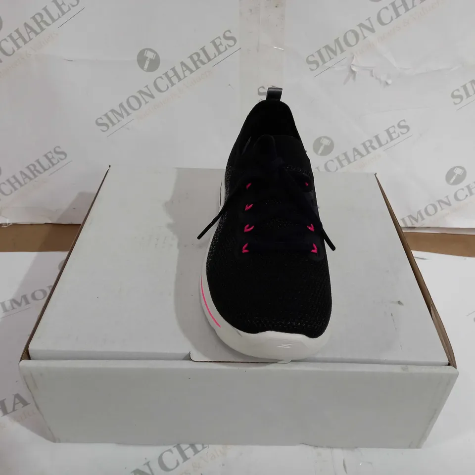 BOXED PAIR OF SKECHERS ARCHFIT SHOES BLACK/PINK UK SIZE 3.5