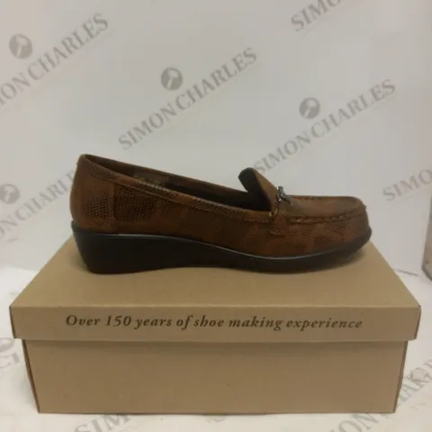 BOXED PAIR OF CUSHION WALK SLIP ON SHOES IN TAN - SIZE 5