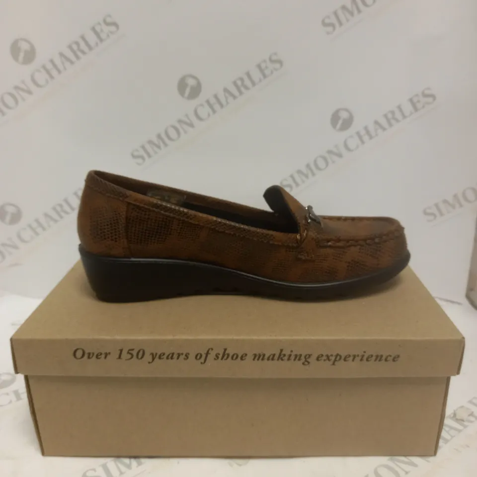 BOXED PAIR OF CUSHION WALK SLIP ON SHOES IN TAN - SIZE 5 