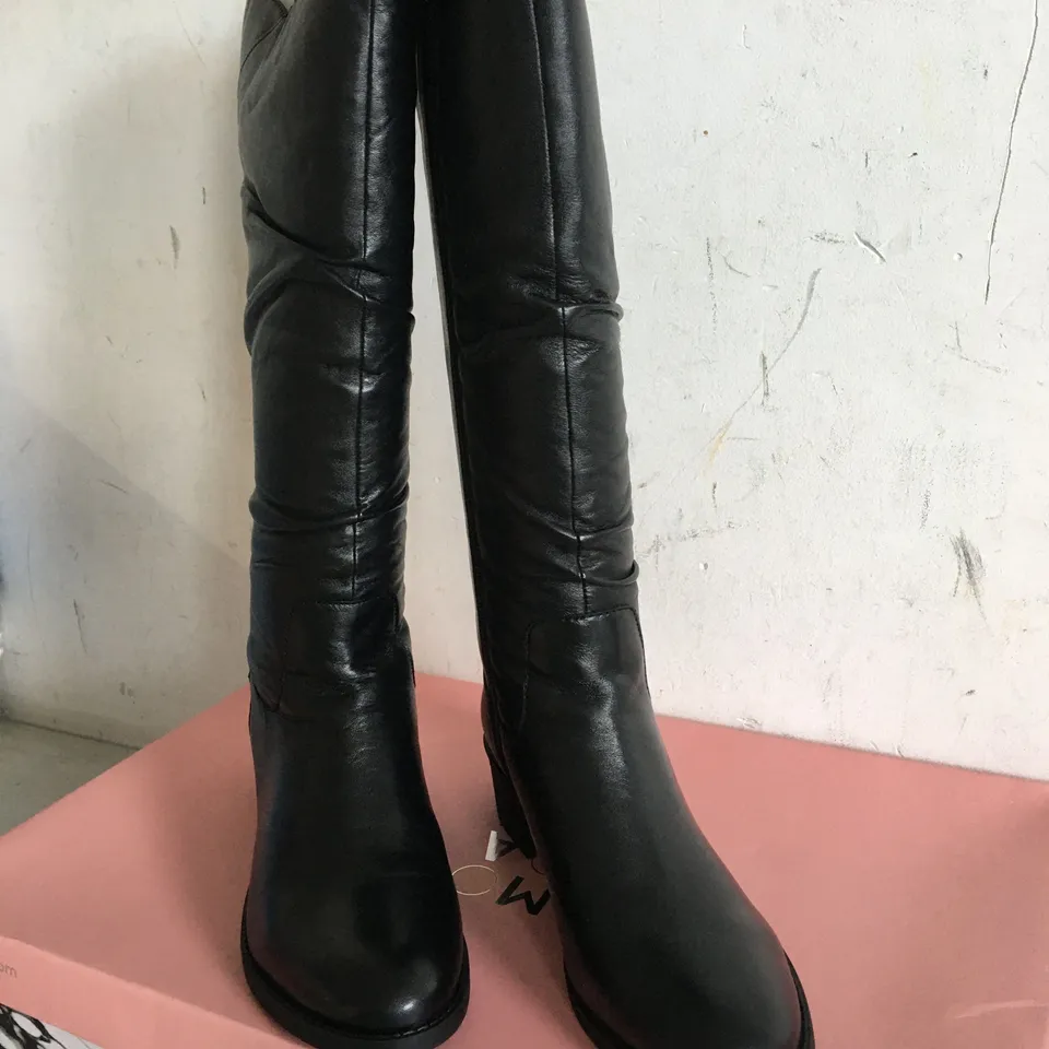 BOXED PAIR OF SIZE 38 MODA IN PELLE BLACK LEATHER BOOTS