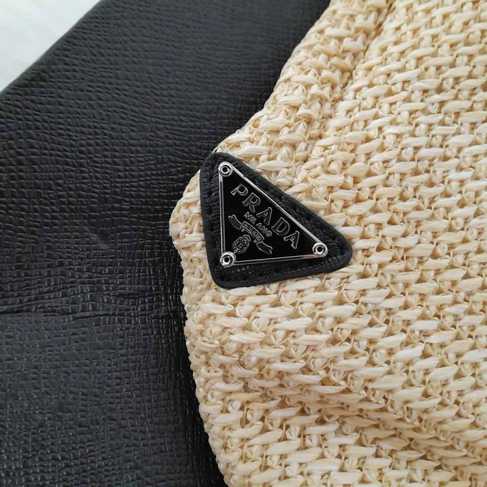 PRADA TOTE BAG IN BEIGE WEAVE 