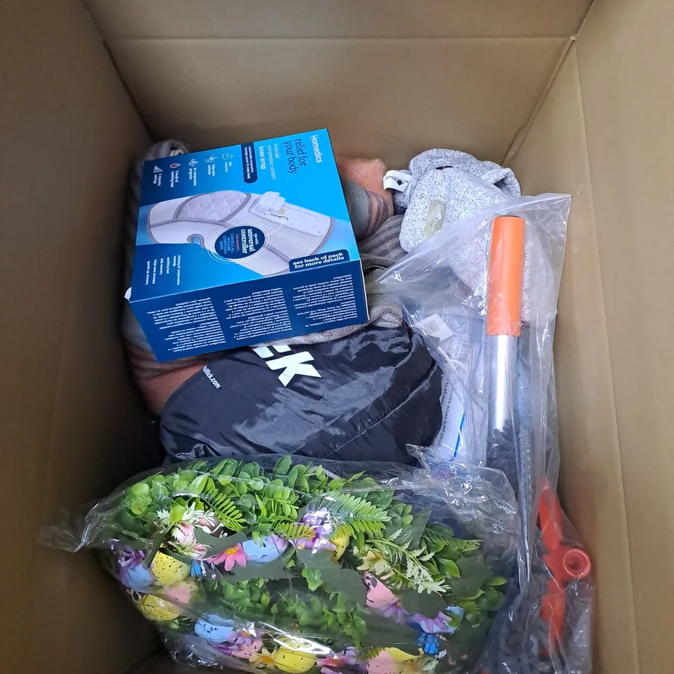 APPROXIMATELY 15 ASSORTED HOUSEHOLD ITEMS TO INCLUDE DOG LEAD, LAPTOP STAND AND BEDDING