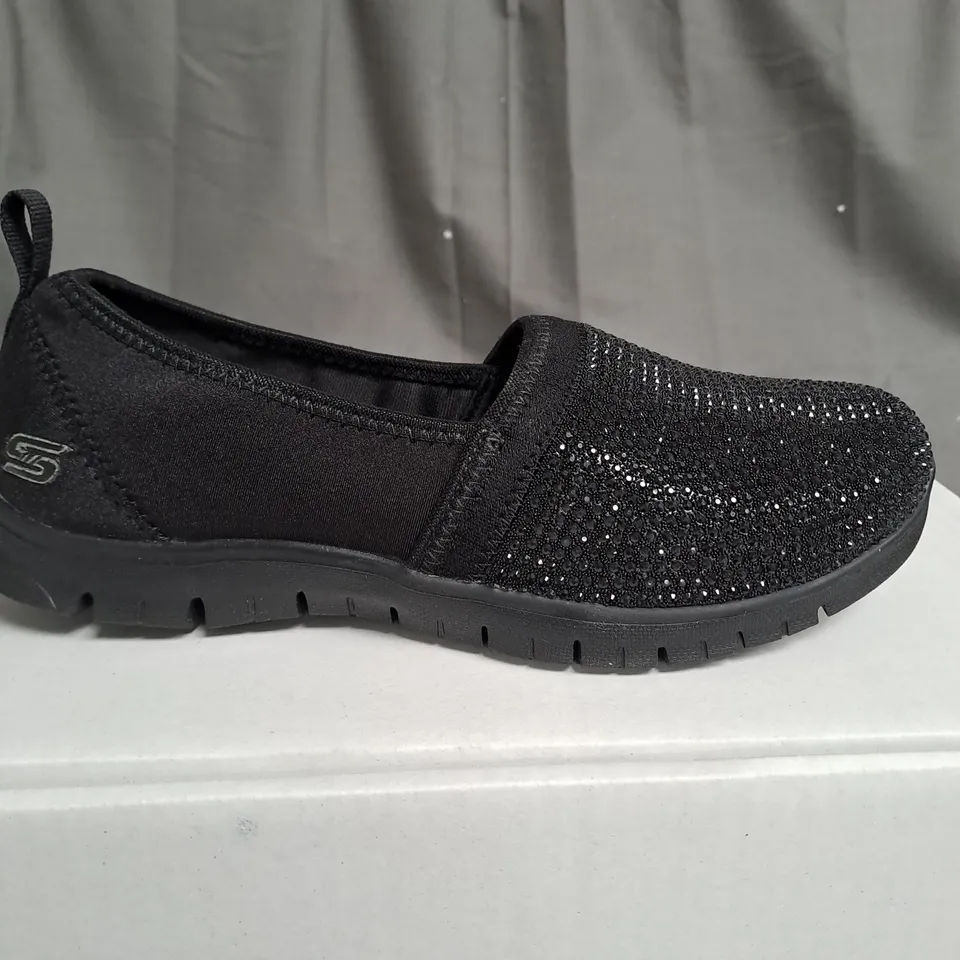 SKECHERS MAUVE SLIP ON SHOES - SIZE 4