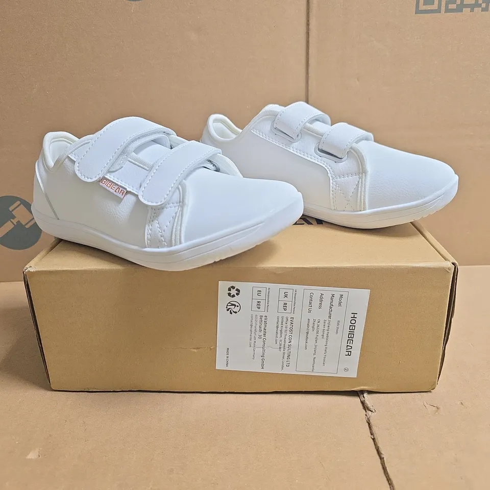BOXED PAIR OF HOBIBEAR KID'S WIDE BAREFOOT SHOES IN WHITE SIZE EU 34