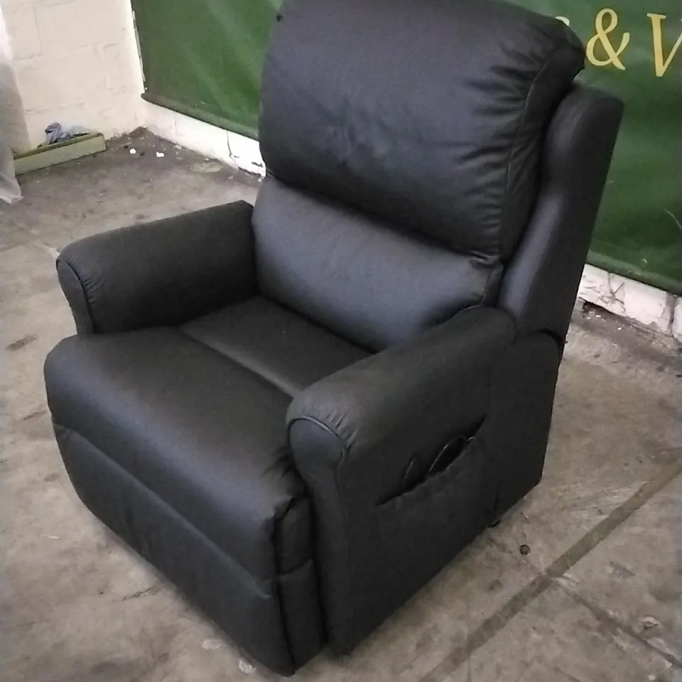 QUALITY BRITISH DESIGNED & MANUFACTURED G PLAN NEWMARKET LARGE DUAL ELEVATE CAMBRIDGE BLACK LEATHER ARMCHAIR