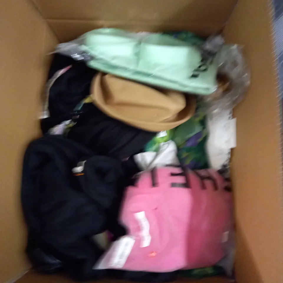 LOT OF ASSORTED CLOTHING AND ACCESSORIES TO INCLUDE; T-SHIRTS, JUMPERS ETC