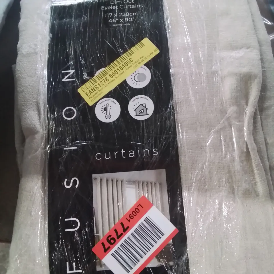 LOT CONTAINING VARIOUS CURTAINS DUVET MATRESS TOPPER ETC. (SIZES AND COLOURS VARY)