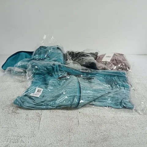 BOX OF APPROXIMATELY 25 ASSORTED CLOTHING ITEMS TO INCLUDE REGATTA ETC