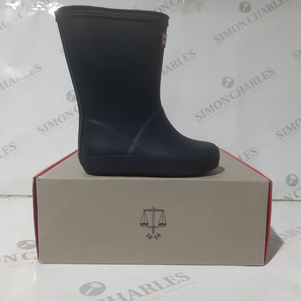 BOXED PAIR OF HUNTER KIDS FIRST WELLINGTON BOOTS IN NAVY UK SIZE 7