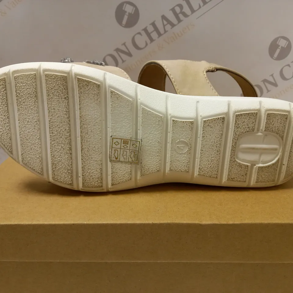 BOXED CUSHION-WALK DIAMANTE SANDALS, GOLD - SIZE 4
