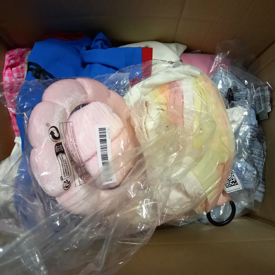 APPROXIMATELY 15 ASSORTED 0-5 YEARS CHILDRENS CLOTHING ITEMS TO INCLUDE -JUMPER , DRESS , HOODIE ETC