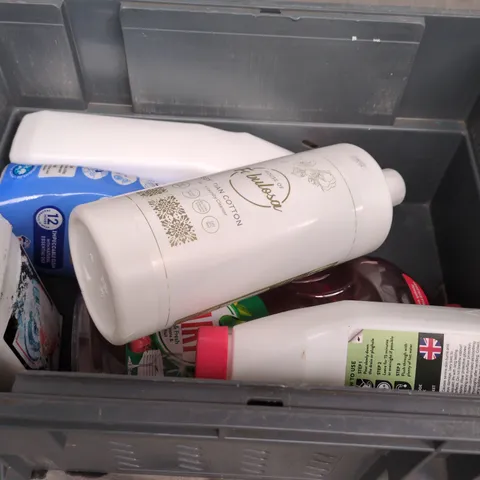 APPROXIMATELY 5 ASSORTED HOUSEHOLD PRODUCTS TO INCLUDE LAUNDRY CLEANSER, WASHING UP LIQUID ETC 