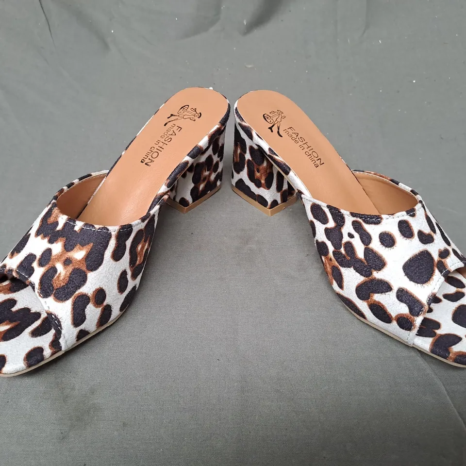 BOXED PAIR OF FASHION OPEN TOE BLOCK HEEL SANDALS IN ANIMAL PRINT EU SIZE 38