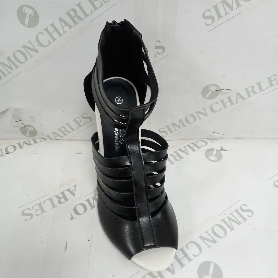 APPROXIMATELY 12 PAIRS OF LOVE SHOES BY INTERNACIONALE SAFFI BLOCK HEELED GLADIATOR SANDALS IN BLACK SIZE 4