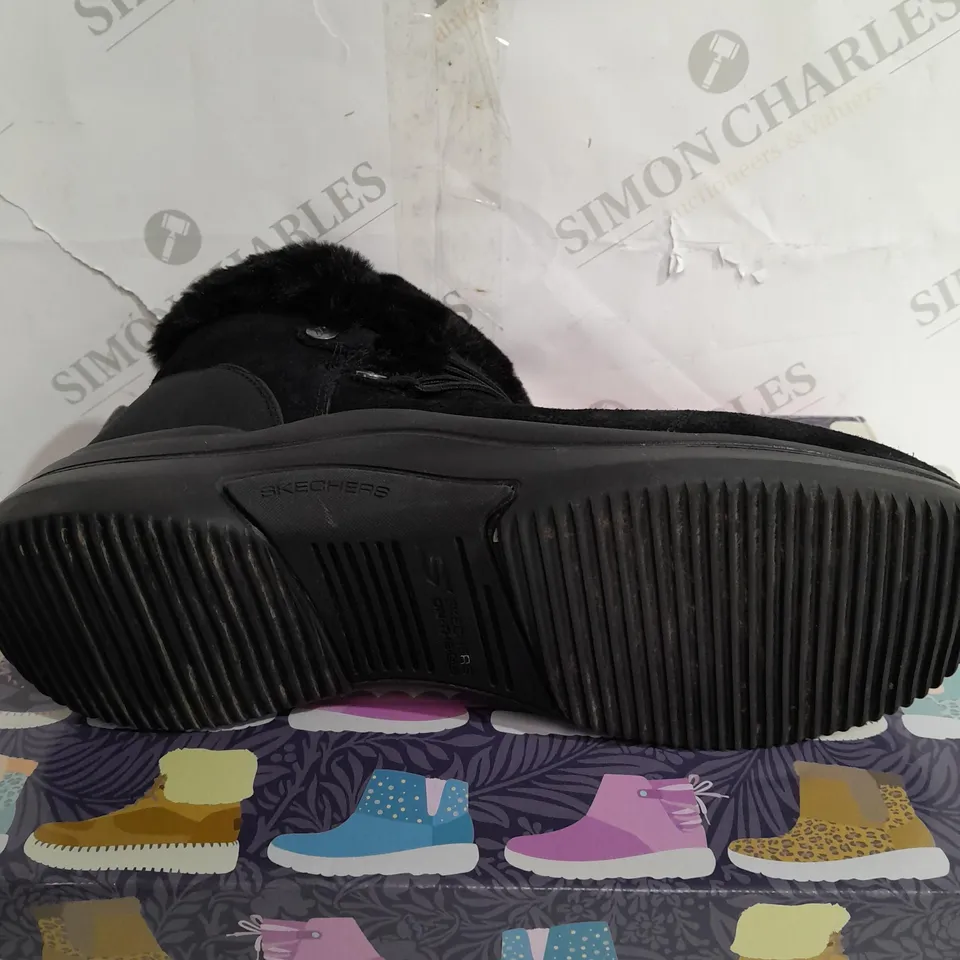 BOXED SKECHERS ON THE GO MIDTOWN COZY VIBES BOOTS, BLACK - SIZE 8