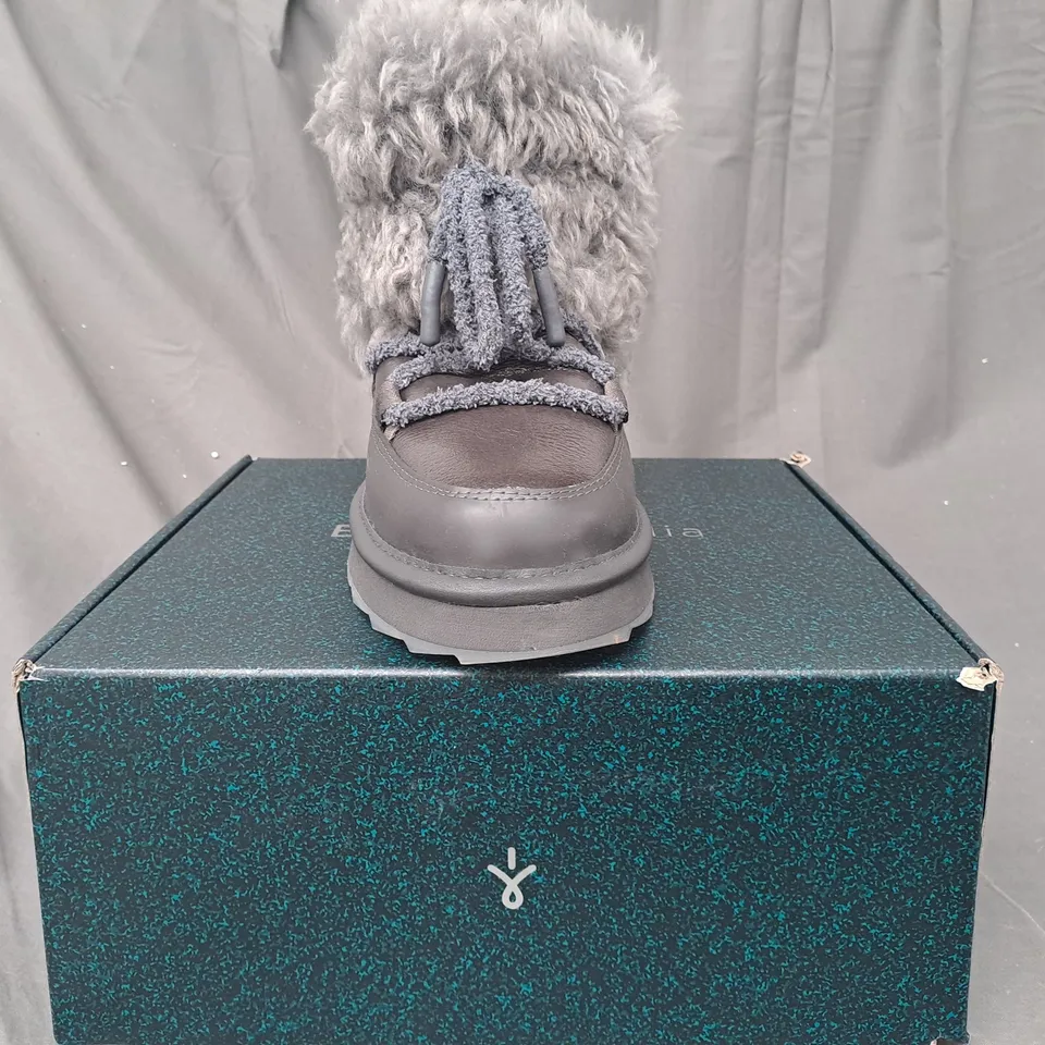 BOXED PAIR OF EMU AUSTRALIA WATER RESISTANT BOOTS IN CHARCOAL SIZE 8