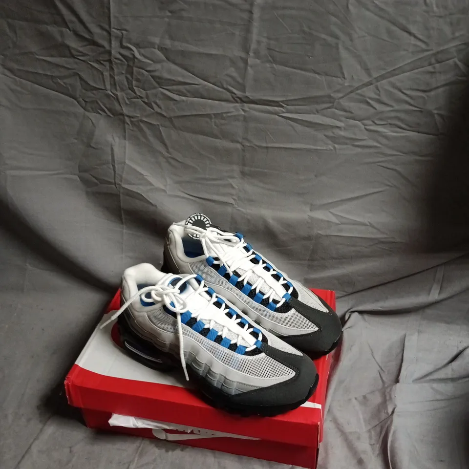 NIKE AIR MAX 95 OG SNEAKERS – WHITE, GREY & BLUE ACCENTS, UK 8.5 (US 9.5) – BOXED