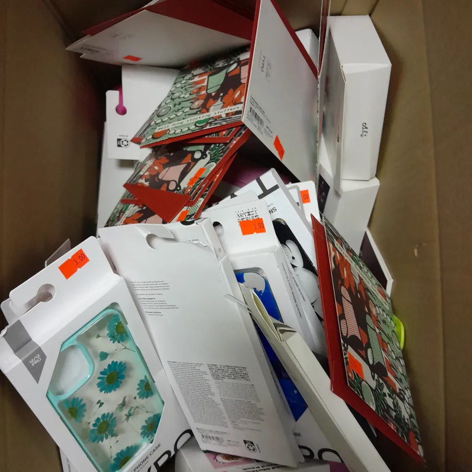 APPROXIMATELY 30 ASSORTED HOUSEHOLD PRODUCTS TO INCLUDE PROTECTIVE PHONE CASES, DRINKS CONTAINER, BOX OF SOCKS ETC 