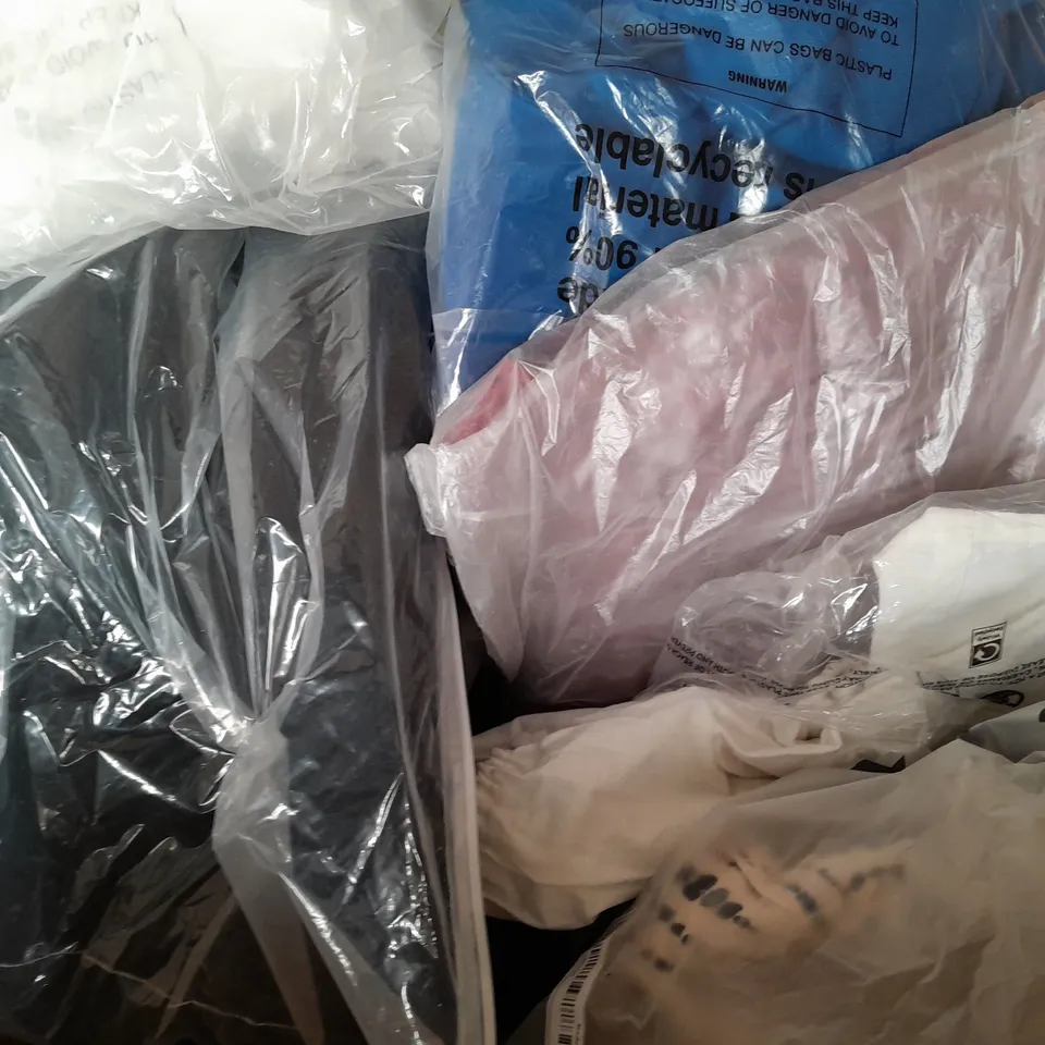 BOX OF APPROXIMATELY 20 ASSORTED CLOTHING AND FASHION ITEMS IN VARIOUS STYLES, SIZES, AND COLOURS - COLLECTION ONLY