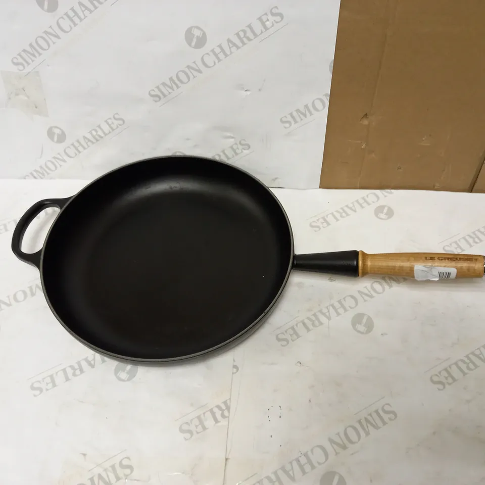 LE CREUSET SIGNATURE CAST IRON FRYING PAN