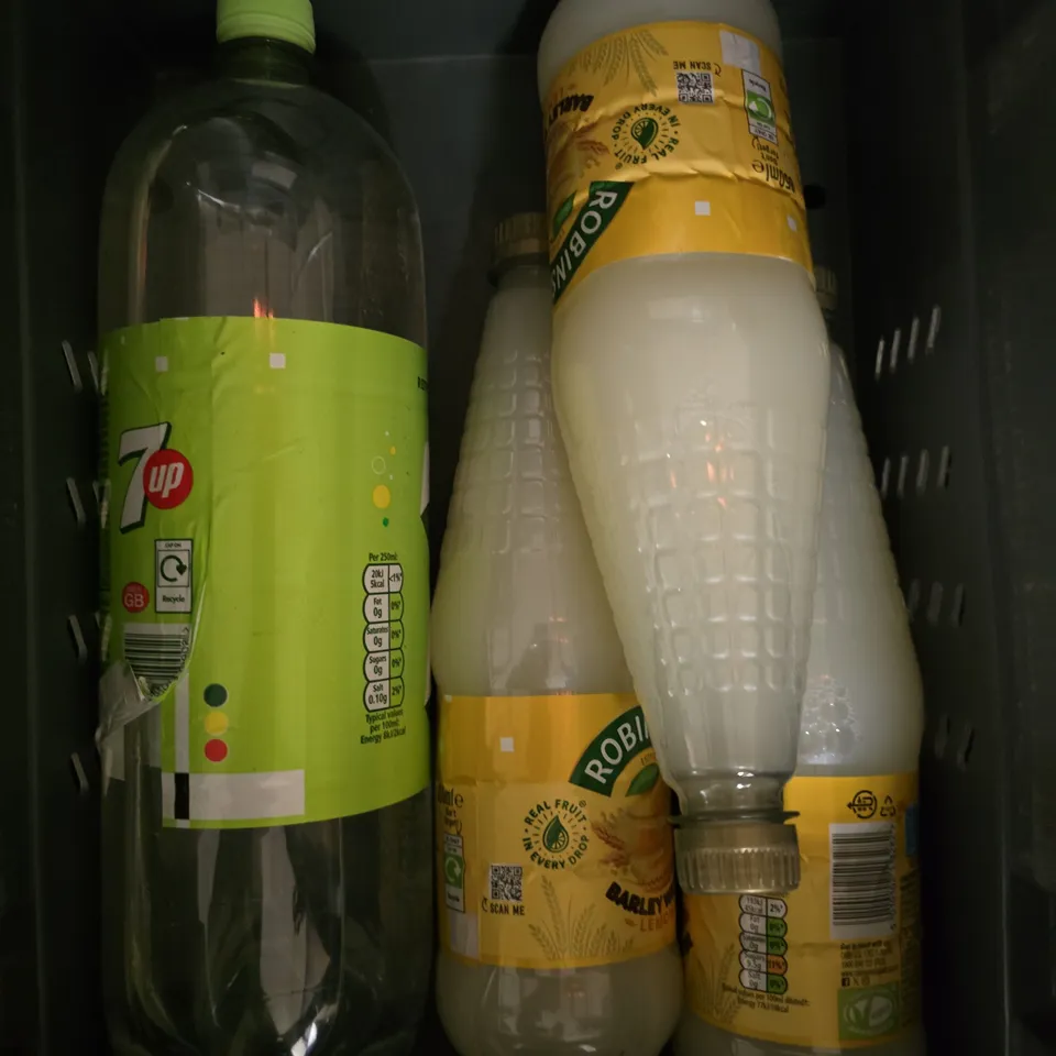 6 X ASSORTED DRINK PRODUCTS TO INCLUDE 7 UP & ROBINSONS  