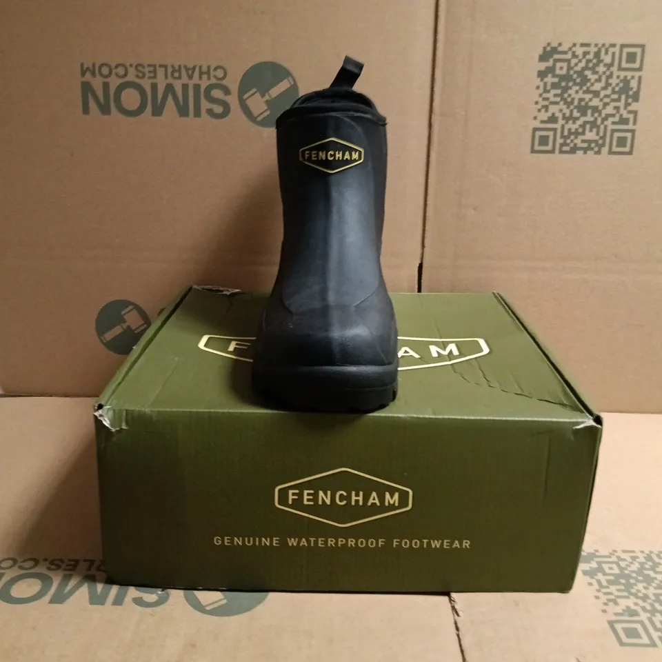 BOXED PAIR OF FENHAM ARMOT NEOPRENE WELLINGTON ANKLE BOOTS IN BLACK SIZE UK 9