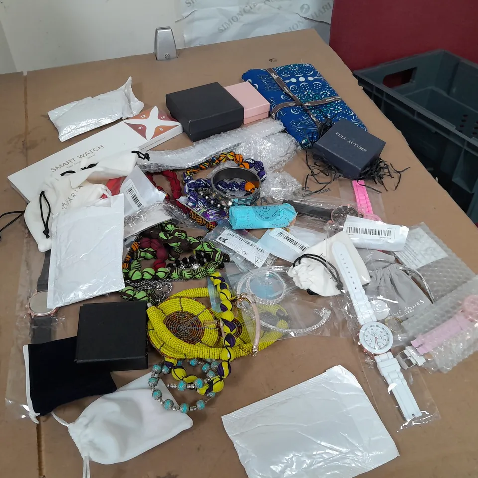 BOX OF APPROXIMATELY 30 ASSORTE DITEMS OF JEWELLERY TO INDLUCE: BRACELETS, SMART WATCH, WATCHES, NECKLACES