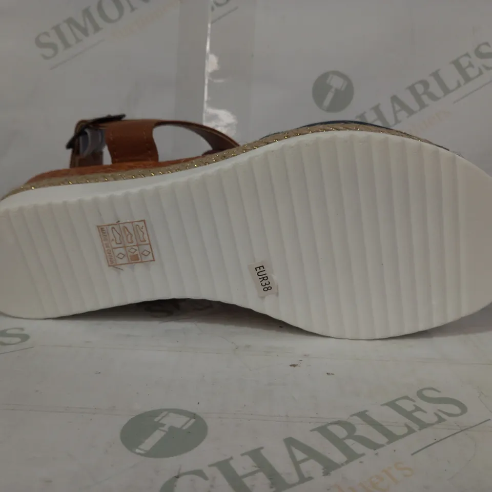 PAIR OF DESIGNER OPEN TOE SLIP-ON WEDGE HEEL SANDALS IN NAVY/BROWN EU SIZE 38