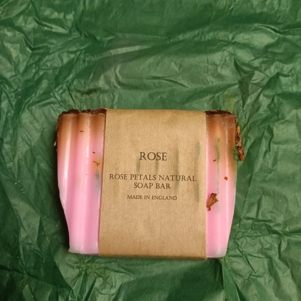 BOX OF APPROXIMATELY 10 ASSORTED BEAUTY PRODUCTRS INCLUDING 3X BATH BOMBS, 30X ALWAYS PADS AND A ROSE PETAL NATURAL SOAP BAR