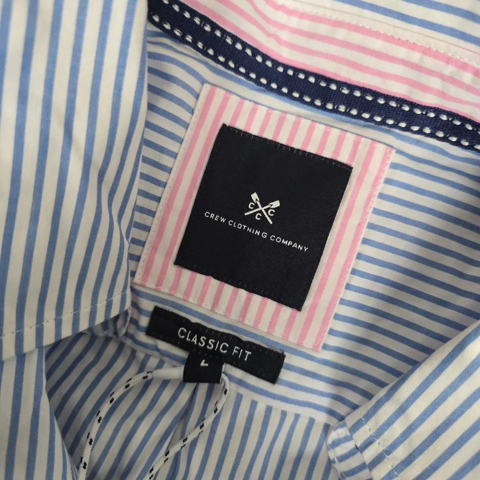 CREW CLOTHING COMPANY STRIPE SHIRT IN BRIGHT SKY - LARGE