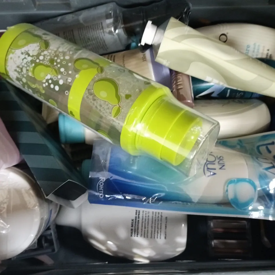 APPROXIMATELY 15 ASSORTED COSMETIC ITEMS TO INCLUDE REDKEN, CLINIQUE, ETC - COLLECTION ONLY