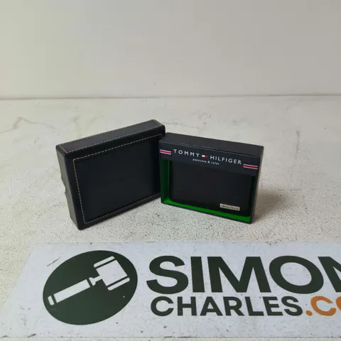 TOMMY HILFIGER WALLET/PASSCASE IN BLACK LEATHER (BOXED)