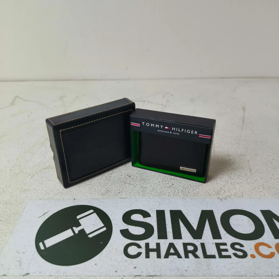 TOMMY HILFIGER WALLET/PASSCASE IN BLACK LEATHER (BOXED)