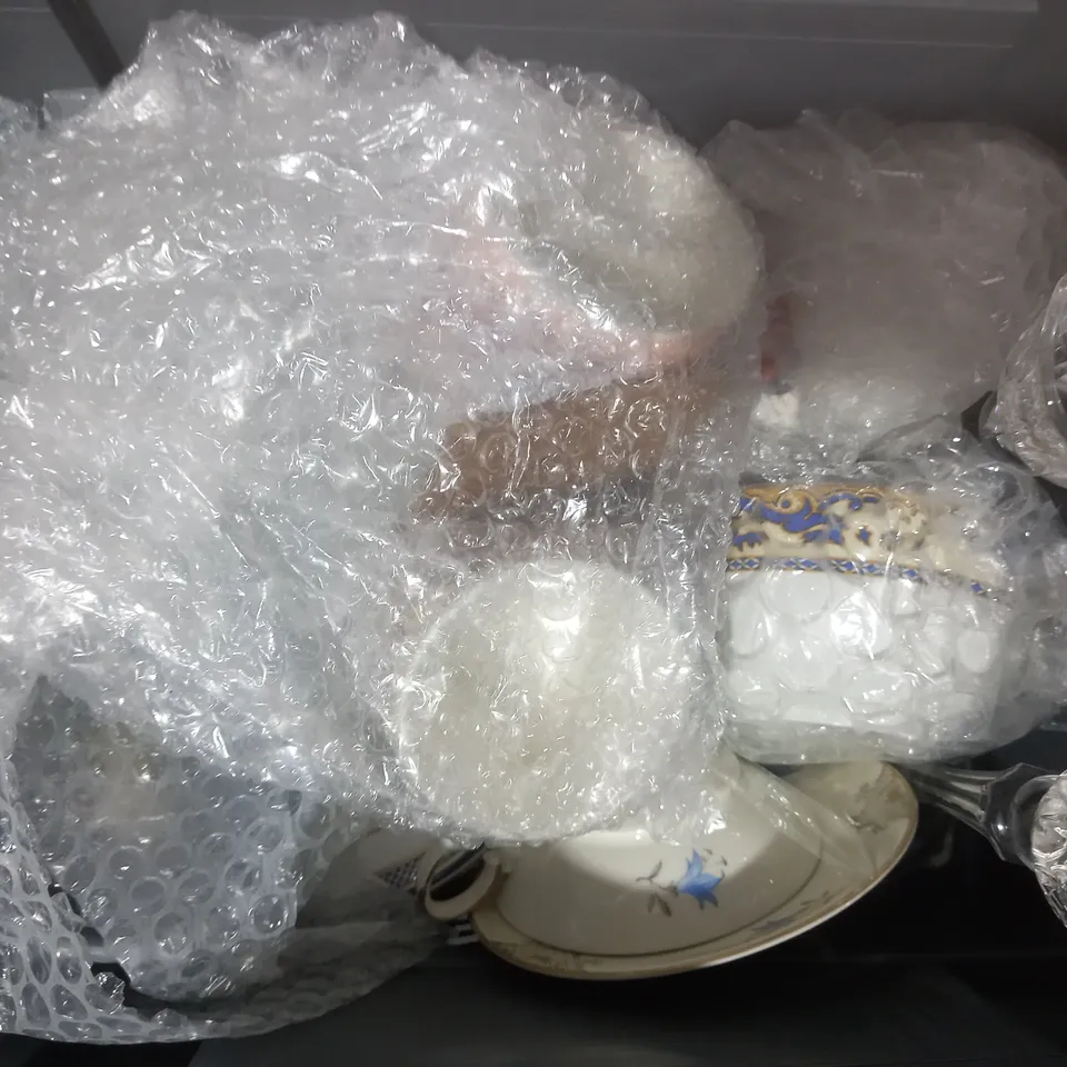 APPROXIMATELY 15 ASSORTED KITCHEN AND BAR ITEMS TO INCLUDE GLASSES, TEACUPS, AND DISHES IN VARIOUS STYLES - COLLECTION ONLY