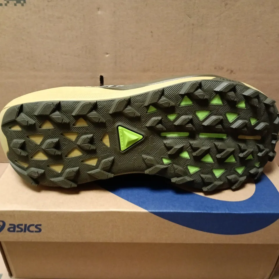 BOXED PAIR OF ASICSGEL TRABUCO 13 GTX SHOES IN GREEN - UK 7.5
