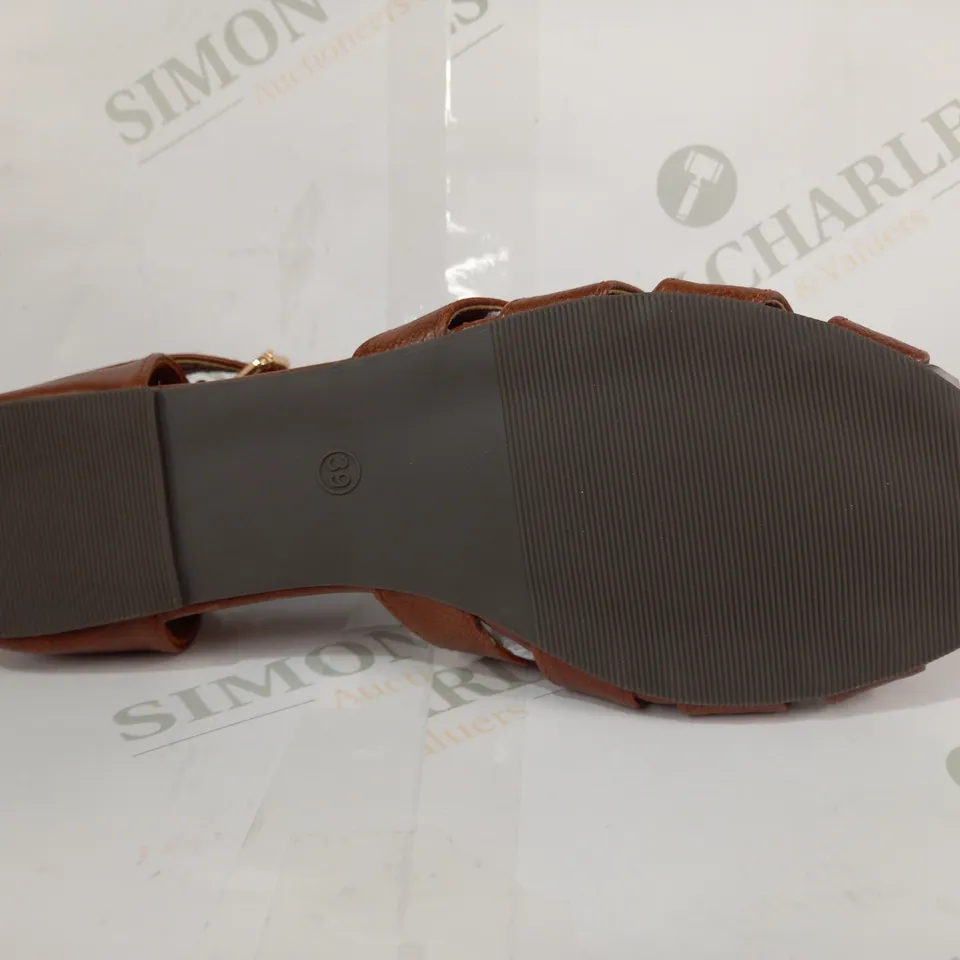 PAIR OF DESIGNER FLAT SANDALS IN BROWN EU SIZE 39