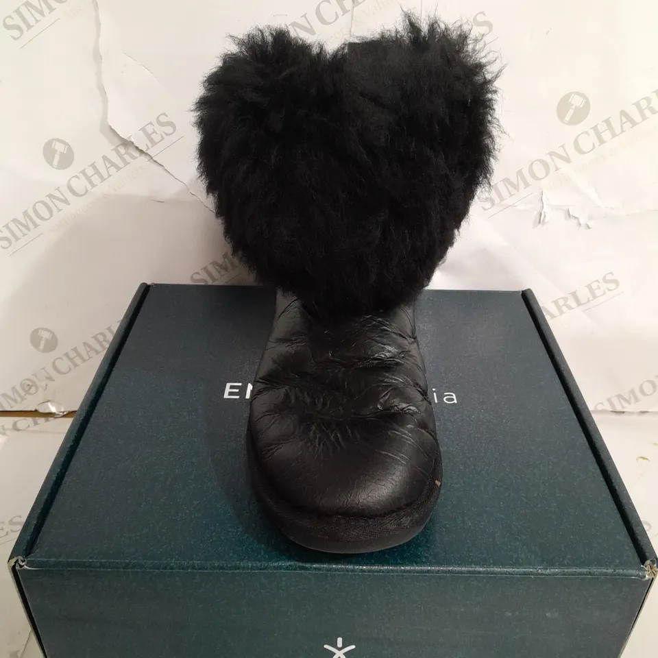 BOXED PAIR OF EMU TEDDY WURREN BOOTS IN BLACK - UK SIZE 6