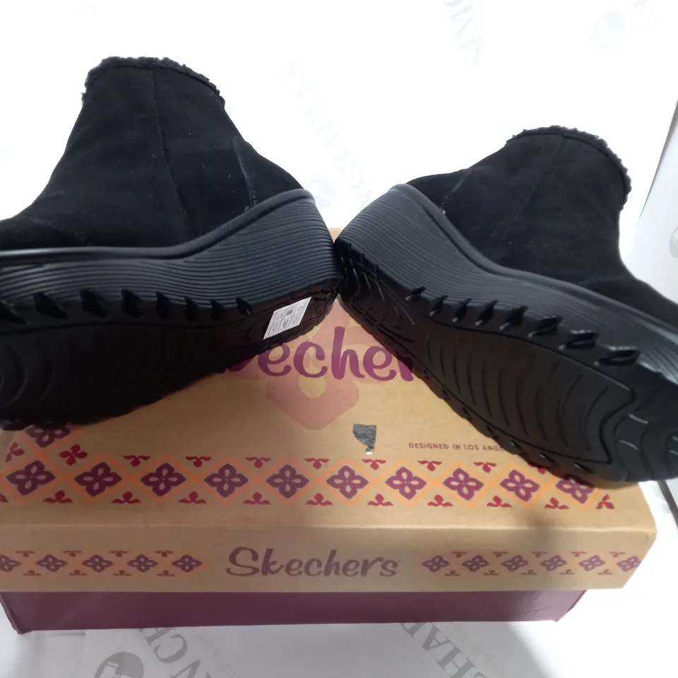 BOXED PAIR OF SKECHERS BLACK ZIP BOOTS  - SIZE 5