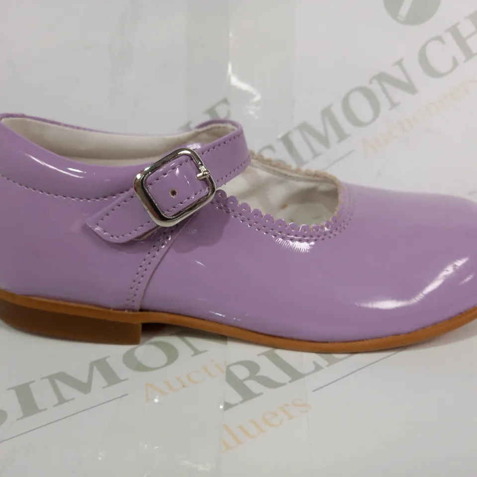 BOXED PAIR OF COCOBOXI KIDS SHOES IN LAVENDER SIZE 7