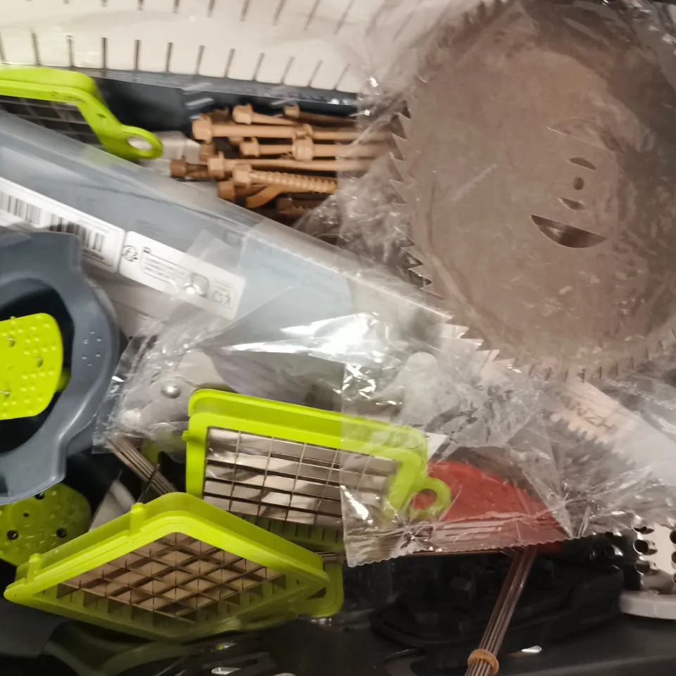 APPROXIMATELY 10 ASSORTED HOUSEHOLD ITEMS