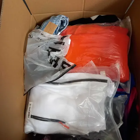 BOX OF APPROX 35 ASSORTED CLOTHING ITEMS TO INCLUDE - DRESSES, T-SHIRTS AND TROUSERS