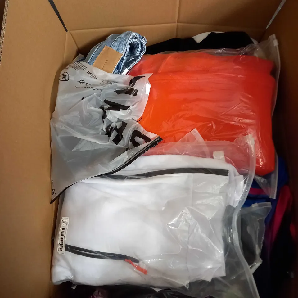 BOX OF APPROX 35 ASSORTED CLOTHING ITEMS TO INCLUDE - DRESSES, T-SHIRTS AND TROUSERS