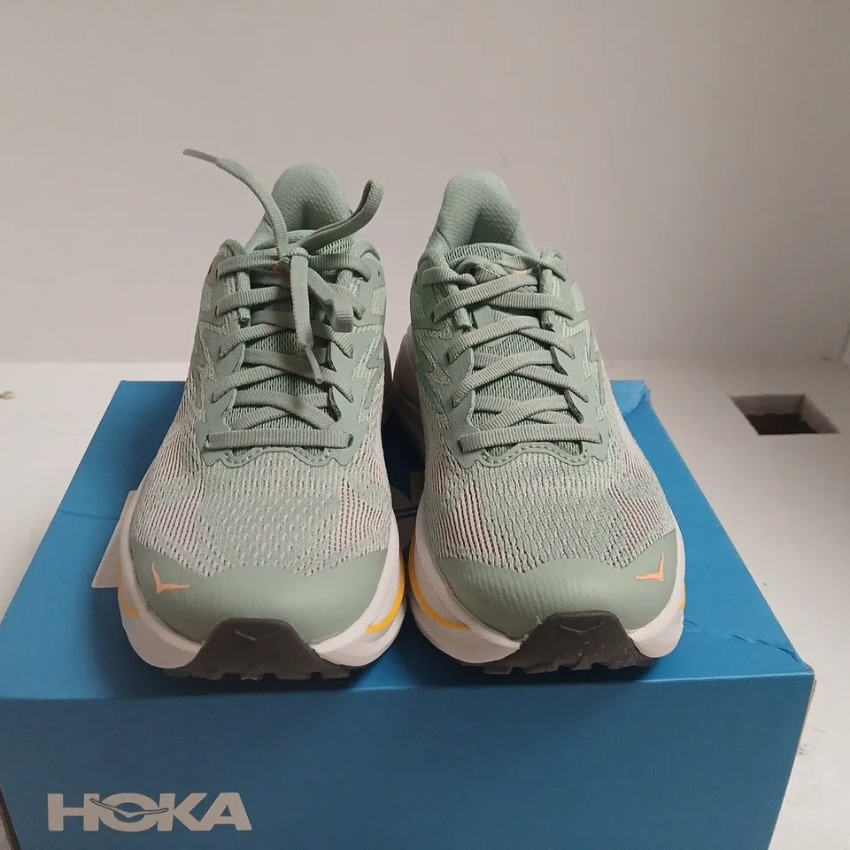 BOXED PAIR OF HOKA CHALLENGER 8 WOMEN’S RUNNING SHOES – UK 5