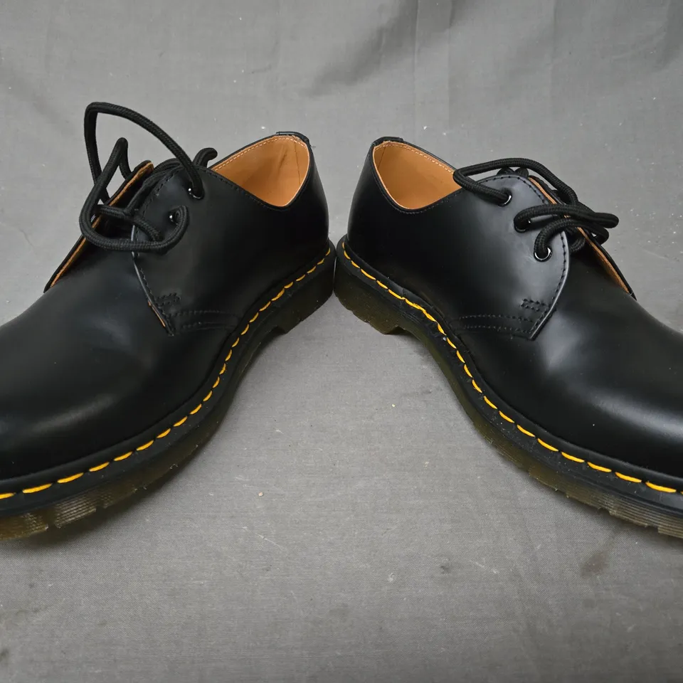 BOXED PAIR OF DR MARTENS 1461 SHOES IN BLACK UK SIZE 8