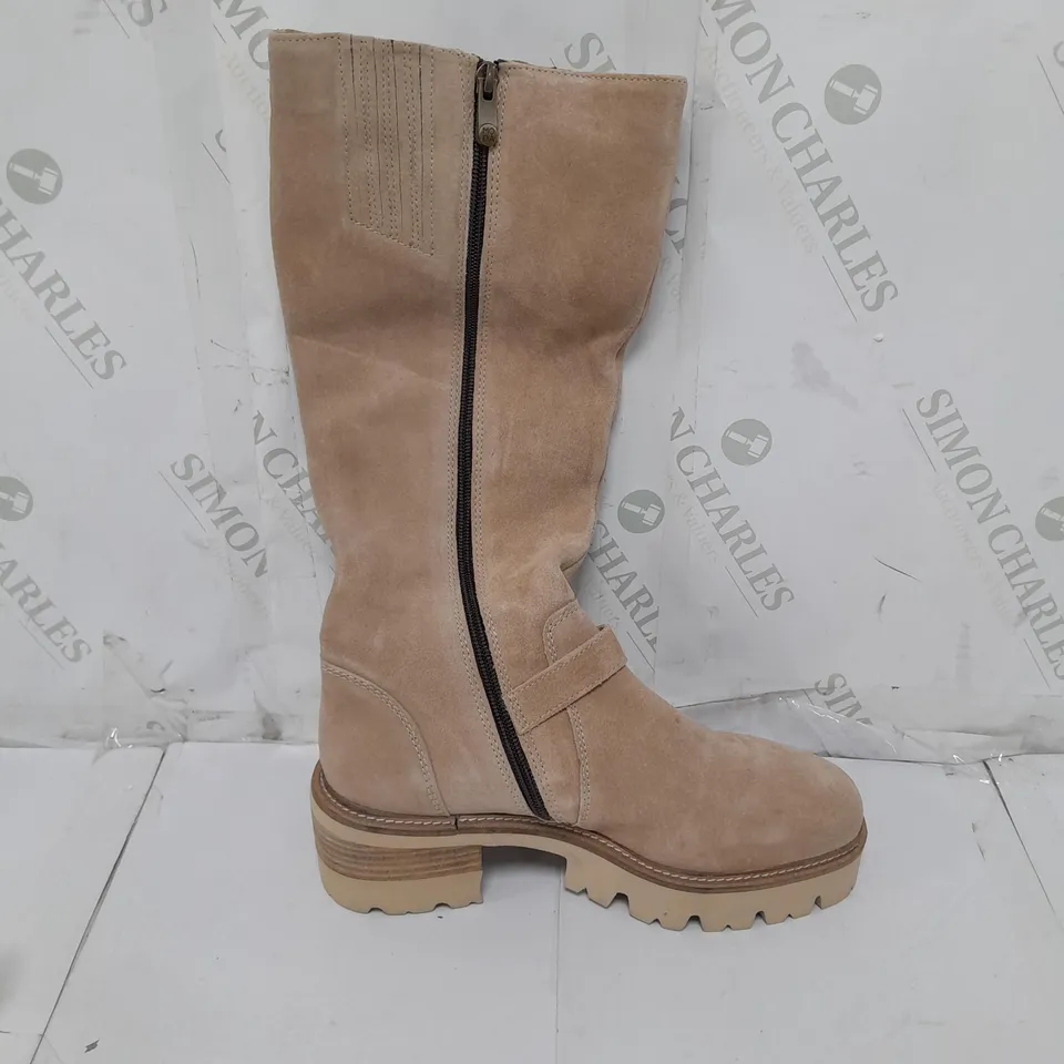 PAIR OF MODA IN PELLE DORI KNEE HIGH BOOTS IN BEIGE SIZE 5