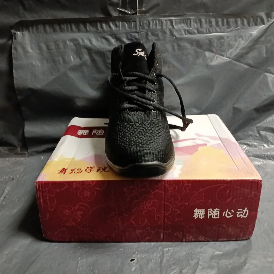 BOXED PAIR OF UNBRANDED SHOES IN BLACK SIZE EU 41