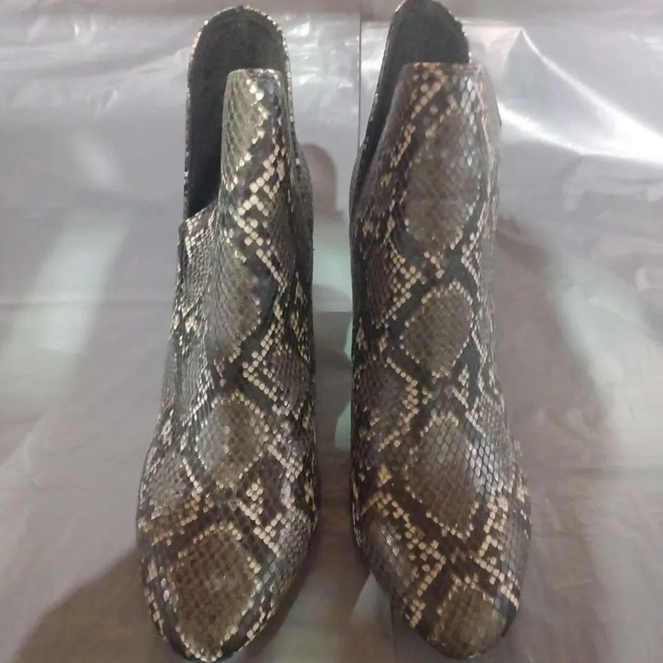 BOXED STEVE MADDEN GREY SNAKE SYNTHETIC ANKLE BOOTS SIZE 7